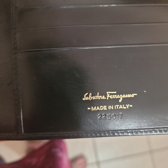Salvatore Ferragamo Black Gancini Logo Plaque Calf Leather Wallet Medium Size - Picture 7 of 7